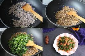 Bước 2: Chuẩn Bị Thịt Băm
Lấy một cái chảo cho một chút dầu ăn cho hành tím xào cho thơm rồi cho thịt vào xào đến khi thịt chín đều.
Cho thêm một chút hành lá cho đẹp mắt và thơm ngon hơn.
Nêm nếm gia vị vừa ăn và để thịt băm nguội.