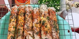 Bước 5: Hoàn Thành
Khi bánh tráng đã giòn và chín, bạn cho bánh ra đĩa và thưởng thức ngay. Bánh tráng nướng mắm ruốc Bình Thuận có thể ăn kèm với rau sống hoặc tương ớt để tăng thêm hương vị.