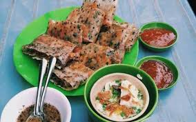 Bước 4: Nướng Bánh
Nướng bánh tráng trên bếp với lửa vừa. Lật bánh để bánh chín đều, không bị cháy.
Nướng cho đến khi mặt bánh tráng vàng giòn và trứng chín đều. Lúc này, bánh tráng sẽ có mùi thơm đặc trưng của mắm ruốc.