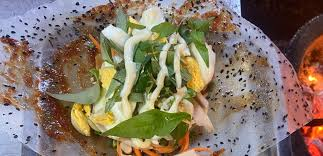Bước 3: Nướng Bánh Tráng
Làm nóng chảo hoặc bếp nướng. Trải bánh tráng lên bề mặt chảo hoặc vỉ nướng.
Dùng cọ quét một lớp mắm ruốc lên mặt bánh tráng, sau đó thêm một ít thịt băm lên trên.
Đập một quả trứng lên mặt bánh tráng, dùng muỗng tán đều trứng ra.
Rắc hành phi và ớt bột lên mặt bánh tráng để tăng hương vị.