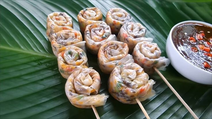 Bánh tráng lụi mắm me không chỉ là món ăn vặt ngon miệng mà còn là sự kết hợp hoàn hảo giữa hương vị đặc trưng của miền Trung. Món ăn này có sự hòa quyện tuyệt vời giữa các yếu tố như: bánh tráng mềm, thịt heo thơm ngon, rau sống tươi mát và mắm me chua ngọt. Đặc biệt, bánh tráng lụi mắm me là món ăn dễ dàng điều chỉnh để phù hợp với khẩu vị của mọi người.
