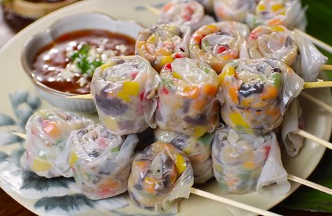 Bánh tráng lụi mắm me là một món ăn vặt đặc sản của miền Trung, đặc biệt là tại các tỉnh Quảng Nam, Đà Nẵng. Với sự kết hợp giữa hương vị của bánh tráng, thịt heo, rau sống và mắm me chua ngọt, món ăn này đã trở thành một lựa chọn lý tưởng cho những ai yêu thích ẩm thực đường phố Việt Nam. Trong bài viết này, yêu bếp núc sẽ hướng dẫn bạn cách làm bánh tráng lụi mắm me thơm ngon tại nhà, dễ dàng thực hiện nhưng không kém phần hấp dẫn.