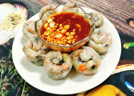 3. Cách làm mắm me
Mắm me là yếu tố quyết định đến hương vị đặc trưng của bánh tráng lụi. Dưới đây là cách làm mắm me đơn giản:
Bước 1: Lấy 3-4 thìa canh me chín (me tươi hoặc me khô đều được, nhưng me chín sẽ dễ dàng hơn trong việc làm mắm). Nếu sử dụng me khô, bạn cần ngâm me với nước ấm khoảng 15-20 phút để mềm ra.
Bước 2: Dùng thìa hoặc chày để nghiền me với nước, lọc lấy phần nước cốt.
Bước 3: Trong một chảo nhỏ, cho vào 1 thìa canh dầu ăn, phi tỏi băm cho thơm. Sau đó, cho nước me vào chảo, thêm 1 thìa canh nước mắm, 1 thìa canh đường, khuấy đều cho đường tan.
Bước 4: Khi mắm me sôi, bạn nêm nếm lại sao cho có vị chua ngọt đậm đà. Bạn có thể thêm chút ớt nếu thích ăn cay.
Bước 5: Sau khi mắm me sôi được khoảng 5 phút, tắt bếp, để nguội và bỏ đậu phộng đã chuẩn bị vào.