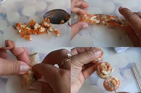 4. Cách cuốn bánh tráng lụi
Bước 1: Chuẩn bị một chiếc đĩa hoặc khay sạch, sau đó đặt từng miếng bánh tráng lên mặt phẳng. Nhúng bánh tráng qua nước (nước ấm hoặc nước lạnh đều được, nhưng nước ấm sẽ giúp bánh mềm và dễ cuốn hơn). Nhúng bánh tráng trong vòng 5-10 giây cho bánh mềm vừa đủ, tránh nhúng quá lâu khiến bánh bị nhũn.
Bước 2: Sau khi bánh tráng đã mềm, đặt lên trên mỗi miếng bánh tráng một ít thịt heo đã được xào sẵn.
Bước 3: Cuốn bánh tráng lại thành hình trụ, gấp hai đầu lại cho phần nhân không bị rơi ra ngoài. Bạn có thể dùng thêm một chút nước để dính bánh tráng lại cho chắc chắn.
Bước 4: Sau khi cuốn xong, bạn có thể dùng bánh tráng lụi ngay lập tức hoặc bày ra đĩa để thưởng thức với mắm me đã chuẩn bị từ trước.
