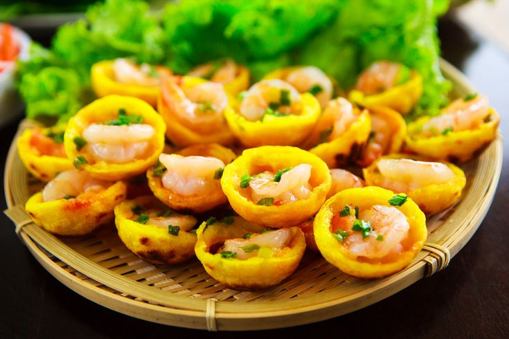 Bước 4: Hoàn thành
Bánh khọt chín, bạn gắp ra đĩa, ăn kèm với rau sống như xà lách, giá đỗ và rau thơm. Thêm một ít nước mắm chua ngọt để món ăn thêm đậm đà.