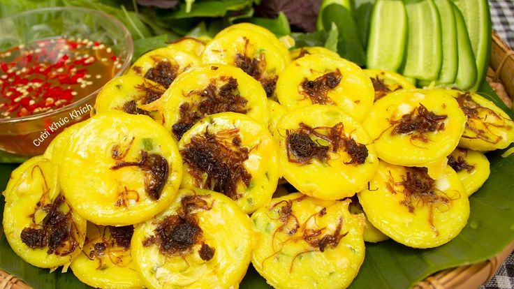 Bước 4: Hoàn thành
Gắp bánh khọt ra đĩa, ăn kèm với rau sống và nước mắm chay. Món bánh khọt chay không những ngon mà còn rất hấp dẫn và phù hợp cho người ăn chay.