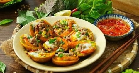 Bước 4: Hoàn thành
Gắp bánh khọt ra đĩa, ăn kèm với rau sống và nước mắm chua ngọt. Đây là món bánh khọt đầy đủ chất dinh dưỡng và vô cùng hấp dẫn.