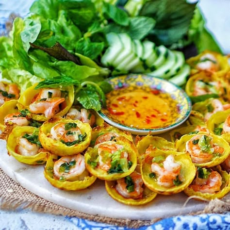 Một Số Mẹo Để Làm Bánh Khọt Ngon
Chọn bột gạo chất lượng: Bột gạo phải mịn và không có tạp chất để bánh có độ giòn và mềm hoàn hảo.
Chọn tôm tươi: Tôm là nguyên liệu quan trọng trong bánh khọt, vì vậy bạn nên chọn tôm tươi, sạch sẽ để bánh ngon hơn.
Điều chỉnh độ dầu khi chiên: Dầu chiên phải ngập bánh, nhưng không quá nhiều để bánh không bị ngấy. Bạn cũng nên dùng dầu ăn mới để đảm bảo độ giòn cho bánh.
Kết hợp nước mắm chua ngọt: Nước mắm là yếu tố làm tăng thêm hương vị cho bánh khọt. Bạn có thể tự pha nước mắm theo khẩu vị của mình, thêm đường, giấm, chanh, ớt để tạo sự cân bằng hương vị.