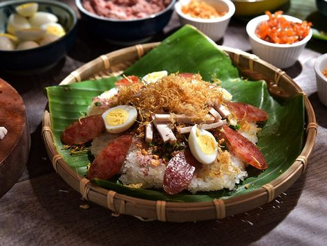Cách làm xôi mặn lạp xưởng
Sơ chế nguyên liệu:
Gạo nếp ngâm trong nước 4-6 giờ, sau đó vớt ra để ráo.
Lạp xưởng cắt thành từng lát mỏng.
Trứng gà luộc chín, lột vỏ.
Nấu xôi:
Cho gạo nếp vào nồi hấp, dùng vải mỏng phủ lên trên, hấp khoảng 30 phút cho xôi chín đều.
Sau khi xôi chín, cho một ít muối vào xôi, đảo đều để xôi thấm gia vị.
Chiên lạp xưởng:
Lạp xưởng cho vào chảo, chiên vàng đều các mặt để có độ giòn và thơm.
Lạp xưởng chiên xong thì cắt thành từng miếng nhỏ vừa ăn.
Hoàn thành:
Xới xôi ra đĩa, xếp lạp xưởng lên trên, chà bông, giò, thêm trứng luộc và hành lá cắt nhỏ.
Nếu thích, có thể rắc thêm chút tiêu để món ăn thêm phần hấp dẫn.
Thưởng thức: Xôi mặn lạp xưởng có sự kết hợp tuyệt vời giữa xôi dẻo, lạp xưởng giòn dai và trứng gà bùi bùi. Đây chắc chắn sẽ là món ăn giúp bạn khởi đầu ngày mới đầy năng lượng.