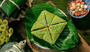 Một số mẹo bảo quản bánh chưng được lâu hơn
Để cho bánh chưng được bảo quản được lâu thì bạn hãy bỏ vào ngăn đông của tủ lạnh khoảng 1 tháng khi ăn thì bạn chỉ cần rã đông, hấp hoặc rán tùy theo sở thích của bạn.
Công đoạn thực hiện là phần quan trọng trong quá trình bảo quản bạn cần chú ý một số điều sau:
Bạn nên lót một lớp lá dong dưới để dưới đáy nồi để bánh không bị dính cháy phần bánh ớ dưới.
Lúc vớt bánh ra nên rửa bánh qua bằng nước lạnh sau đó rửa thêm một lần nước nữa, bánh sẽ không bị nhớt và không bị hôi thiu.