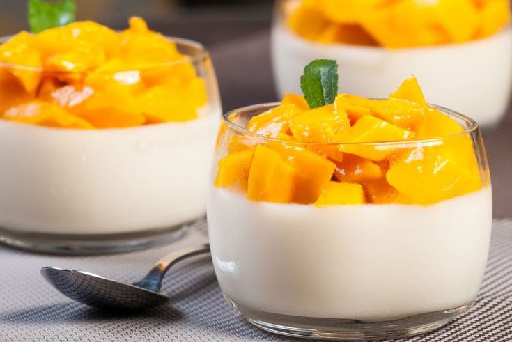 Bước 3: Trang trí và thưởng thức
Trước khi ăn bạn có thể trang trí những lát xoài hoặc lá bạc hà lên trên để thêm phần đẹp mắt.
Hương vị chua ngọt của trái xoài sẽ là món ăn khá được yêu thích cho các bé mà các mẹ có thể kham khảo và làm theo hướng dẫn làm panna cotta xoài của mình trên bài viết