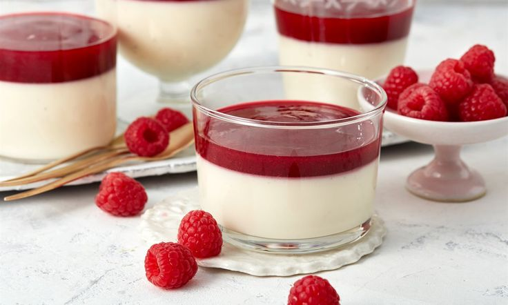 Pana cotta là một loại bánh có hương vị thơm ngon, dễ ăn nên hiện nay nó được xuất hiện như là một món ăn vặt hoặc món ăn tráng miệng trong mỗi bữa ăn hoặc bữa tiệc người Việt Nam. Chỉ cần bạn chú ý cách làm panna cotta đơn giản tại nhà của yêu bếp núc thì bạn sẽ có một món bánh núng nính, mềm mịn, và bắt mắt.
Hãy cùng tham khảo bài viết cách làm dưới bài viết sau đây và hãy cho mình biết thành quả của bạn dưới phần bình luận nhé!