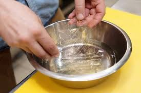 Bước 1: Làm phần kem pudding
Trước tiên bạn hãy ngâm 6 lá gelatin cho mềm với 5 muỗng nước lọc khoảng 10 phút.
