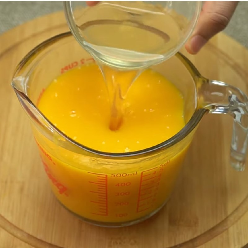Đợi sau khi phần kem pudding đã đông lại bạn hãy nấu phần thạch xoài.
Ngâm 4 lá gelatin với nước cho mềm, cho xoài cắt thành từng miếng vào máy xay và xay mịn.
Sau khi gelatin mềm cho phần xoài đã xay cho 10g đường và 20ml nước đun sôi đến khi hỗn hợp tan ra.