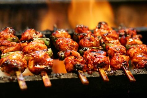 Hướng dẫn cách ướp thịt nướng
Lấy một cái tô lớn, thái thịt thành những miếng vừa đừng mỏng quá tại thịt sẽ bị cháy.
Lấy 1 quả táo ép lấy nước rồi đem bỏ vào ướp chung với thịt, tiếp theo cho các gia vị đã được chuẩn bị để nguyên liệu thấm gia vị khoảng 30 phút.
Xiên thịt vào từng que rồi đem nướng trên bếp than hồng đến khi thịt chín đều.