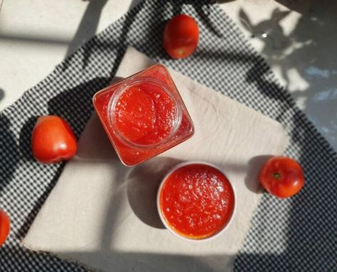 Cách làm nước sốt bánh mì thịt nướng
Ngâm cà chua trong nước muối từ 2-3 phút rồi vớt ra cho ráo. Tiếp đến thái cà chua thành hạt lựu, bóc vỏ hành tím rồi thái nhỏ.
Bắc chảo lên bếp phi thơm hành với một chút dầu ăn rồi cho cà chua vào xào. Xào xong tiến hành pha nước nắm theo công thức: 2 muỗng nước mắm, 1 muỗng cà phê đường, 1/2 muỗng tương ớt khuấy đều. Sau khi hỗn hợp tan hết và bắt đầu sệt lại thì bạn hãy tắt bếp.