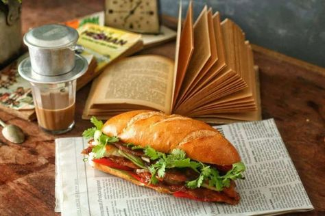 Bánh mì sau khi mua về bạn hãy mang đi nướng cho bánh mì được giòn lại. Hoặc các bạn có thể tự làm bánh mì tại nhà.
Tiếp đó, xẻ ổ bánh mì thành 2 cho thịt nướng, rau thơm, dưa leo, đồ chua, rưới nước sốt lên trên bề mặt. Nếu bạn yêu thích ăn cay thì hãy cho thêm một ít ớt sắt hoặc tương ớt vào.
Vậy là bạn đã có một công thức bánh mì thịt nướng để có thể làm cho gia đình bạn vào buổi sáng hoặc các ngày nghỉ trong tuần.
Bánh mì giòn kết hợp với thịt nướng béo ngậy thơm, mềm, đồ chua giảm bớt vị ngán của thịt. Là một món ăn vô cùng thơm ngon.