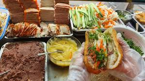 Nguyên Liệu làm bánh mì kẹp

Để làm bánh mì kẹp, bạn cần chuẩn bị các nguyên liệu sau:

Bánh mì: Bạn có thể chọn bánh mì baguette, bánh mì sandwich hoặc bánh mì ổ tùy theo sở thích.

Nhân bánh: Các nguyên liệu phổ biến cho nhân bánh mì kẹp bao gồm thịt nguội, thịt nướng, chả lụa, gà, pate hoặc chả cá. Bạn cũng có thể sử dụng các loại rau củ tươi ngon như dưa leo, cà chua, rau sống để thêm phần hấp dẫn.

Sốt: Sốt mayonnaise, sốt ketchup, sốt chua ngọt hoặc sốt BBQ là những lựa chọn tuyệt vời để làm nhân bánh thêm đậm đà.

Gia vị: Muối, tiêu, đường, tỏi băm, hành lá, và một số gia vị khác tùy theo khẩu vị.