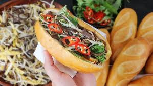 Bước 4: Kẹp Nhân Vào Bánh Mì

Sau khi nướng bánh mì xong, cắt đôi bánh mì theo chiều ngang.

Thoa sốt mayonnaise (hoặc sốt yêu thích) vào một mặt của bánh mì. Nếu bạn yêu thích ăn bánh mì kẹp với pate thì hãy xem thêm bài viết cách làm pate tại nhà đơn giản và ngon miệng.

Xếp các nguyên liệu như thịt, rau củ, và thêm chút gia vị vào bánh mì.

Đậy lại miếng bánh mì và ấn nhẹ để các nguyên liệu bám chặt vào nhau.