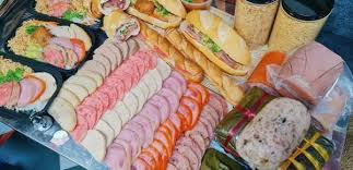 Chế biến thịt hoặc nhân: Nếu bạn sử dụng thịt nguội, chả lụa hoặc thịt nướng, hãy thái chúng thành các lát mỏng vừa ăn. Nếu bạn chọn gà, có thể xé nhỏ thịt gà luộc hoặc áp chảo.