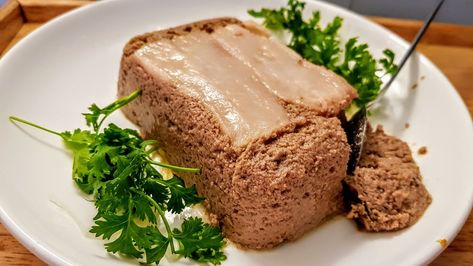 Pate là món ăn phổ biến trong nhiều bữa sáng, bữa tối hoặc là một phần của món ăn nhẹ. Đặc biệt, pate tự làm không chỉ giúp bạn kiểm soát được chất lượng nguyên liệu mà còn mang lại hương vị thơm ngon, đậm đà hơn so với loại pate công nghiệp. Hôm nay yêu bếp núc sẽ dạy cách làm pate tại nhà đơn giản mà ai cũng có thể thực hiện được.