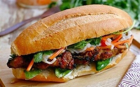 Bánh mì kẹp thịt nướng: Thịt heo hoặc bò nướng thơm ngon, kết hợp với các loại rau sống, dưa leo, cà chua và sốt mayonnaise.