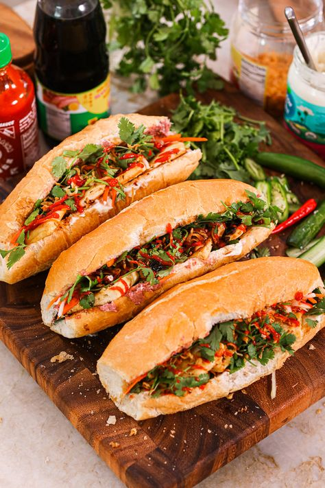 Cách làm bánh mì kẹp vô cùng đơn giản và không tốn nhiều thời gian. Với những nguyên liệu dễ tìm và các bước thực hiện đơn giản, bạn có thể tạo ra một món bánh mì kẹp thơm ngon ngay tại nhà. Hy vọng bài viết này sẽ giúp bạn có thêm một món ăn ngon để thưởng thức cùng gia đình và bạn bè. Chúc bạn thành công và ngon miệng!
