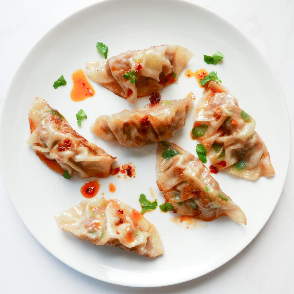 Thành phẩm
Bánh há cảo tôm thịt với lớp vỏ trong, dai dai, kết hợp với phần nhân tôm thịt thơm ngon, đậm đà cùng với chén nước chấm đã chuẩn bị càng làm cho món bánh kích thích vị giác người ăn.