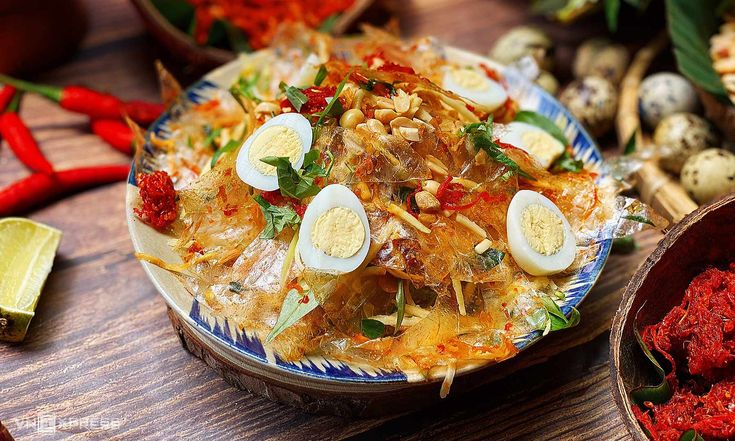 Bánh tráng trộn là một món ăn vặt nổi tiếng của Việt Nam, đặc biệt là ở các thành phố lớn như Hồ Chí Minh và Hà Nội. Món ăn này mang đậm hương vị chua, cay, mặn, ngọt, hòa quyện với nhau tạo nên một trải nghiệm khó quên cho người thưởng thức. Nếu bạn yêu thích bánh tráng trộn và muốn thử làm ngay tại nhà, hãy tham khảo ngay 3 công thức của yêu bếp núc dưới đây để có thể tự tay chế biến món ăn hấp dẫn này.