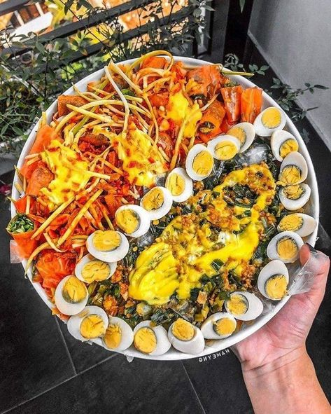 5 miếng bánh tráng
30g tôm khô
1 quả trứng cút
1 củ hành tím (băm nhỏ)
1 quả xoài xanh
1 ít rau răm
1 muỗng canh nước mắm
1 muỗng canh đường
1 muỗng canh giấm
1 ít tương ớt
1 ít lạc rang
Cách làm:
Bánh tráng cắt nhỏ hoặc xé thành sợi.
Tôm khô ngâm qua nước ấm cho mềm rồi vớt ra, để ráo nước.
Xoài xanh gọt vỏ, cắt sợi nhỏ.
Trứng cút luộc chín, cắt làm đôi.
Trộn tất cả nguyên liệu: bánh tráng, tôm khô, trứng cút, xoài, hành tím vào tô lớn.
Pha nước mắm, đường, giấm và tương ớt vào một bát riêng, sau đó rưới lên bánh tráng và trộn đều.
Thêm rau răm, lạc rang lên trên và thưởng thức.
Mẹo: Tôm khô có thể thay bằng mực khô để tạo sự đa dạng cho món ăn.