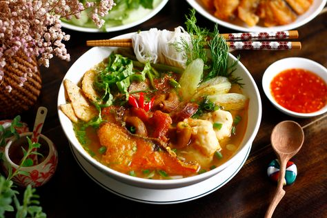 Bún cá là một món ăn dân dã nhưng vô cùng hấp dẫn, nổi bật với hương vị đậm đà và tươi ngon. Món bún cá này không chỉ dễ làm mà còn rất tốt cho sức khỏe nhờ vào sự kết hợp của cá tươi, rau xanh và gia vị tự nhiên. Dưới đây là công thức làm bún cá ngon chuẩn vị, yêu bếp núc sẽ giúp bạn tự tay chế biến món ăn này ngay tại nhà.