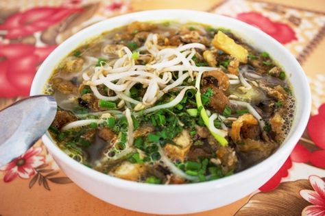 Những Mẹo Nhỏ Làm Bún Cá Thêm Ngon
Cá: Chọn cá tươi ngon, nếu có thể, hãy chọn cá lóc vì thịt cá ngọt và dễ chế biến.
Nước dùng: Ninh xương lâu sẽ giúp nước dùng có vị ngọt tự nhiên, không cần thêm nhiều gia vị hóa học.
Dọc mùng: Đây là một nguyên liệu không thể thiếu trong bún cá, giúp tạo độ giòn và thanh cho món ăn.