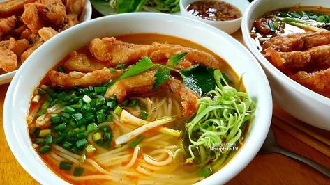 Món bún cá với nước dùng ngọt thanh, cá tươi mềm, rau sống giòn giòn luôn là lựa chọn tuyệt vời cho bữa ăn gia đình. Công thức làm bún cá này chắc chắn sẽ mang đến cho bạn và gia đình những trải nghiệm ẩm thực đầy thú vị và bổ dưỡng. Hãy thử ngay tại nhà và thưởng thức hương vị đậm đà, dễ làm mà lại cực kỳ ngon miệng!