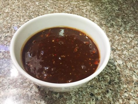 Bước 3: Làm Nước Chấm Cho Bún Cá
Cho 30g me chua vào 20ml nước sôi sau đó bạn dằm me và lọc lấy nước cốt
Trong một chảo, bạn cho một ít dầu ăn, đun nóng rồi cho hành tím và tỏi băm vào phi vàng.
Tiếp theo, cho thêm 3 muỗng đường,1.5 muỗng nước mắm,1/2 muỗng tương ớt, 2 muỗng canh nước lọc.
Đun trong 2-3 phút với lửa nhỏ để phần sốt được sệt lại rồi tắt bếp.
