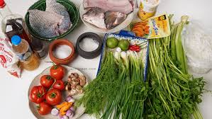 Nguyên Liệu làm bún cá lóc
Cá: 500g cá lóc (hoặc cá hồi, cá thu, cá diêu hồng tùy sở thích)
Bún: 500g bún tươi
Cà chua: 2 quả (cắt múi cau)
Dọc mùng: 1 cây (cắt lát mỏng)
Hành tím: 3 củ (băm nhuyễn)
Tỏi: 3 tép (băm nhuyễn)
Sả: 2 cây ( băm nhuyễn)
Me: 30g
Nghệ: 1 củ nhỏ (cạo vỏ, băm nhỏ)
Gia vị: Nước mắm, muối, đường, bột ngọt, tương ớt(tùy khẩu vị)
Rau sống: Rau xà lách, rau thơm, giá đỗ, ngò gai, chanh, ớt
Nước dùng: Xương heo (hoặc xương gà) để ninh lấy nước dùng