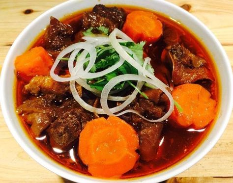 Bánh mì bò kho là một trong những món ăn đường phố nổi tiếng ở Việt Nam, kết hợp giữa hương vị thơm ngon của bò kho và sự giòn rụm của bánh mì. Món ăn này không chỉ là bữa sáng lý tưởng mà còn là lựa chọn tuyệt vời cho bữa ăn nhẹ, đầy đủ dinh dưỡng và vô cùng hấp dẫn. Cùng yêu bếp núc tìm hiểu cách nấu bánh mì bò kho ngon, dễ làm ngay tại nhà qua bài viết dưới đây!