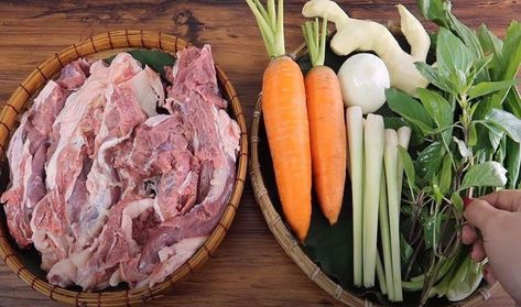 Nguyên liệu làm bánh mì bò kho ngon
Để làm món bánh mì bò kho thơm ngon, bạn cần chuẩn bị các nguyên liệu sau:
Phần Bò Kho:
500g thịt bò (chọn thịt bắp, gân hoặc thăn)
2 củ hành tím
3 tép tỏi
1 củ cà rốt
1/2 củ hành tây
1 trái cà chua
3-4 nhánh quế
3-4 lá nguyệt quế
1 muỗng canh bột ngũ vị hương
1 muỗng canh bột cà ri (tuỳ chọn)
2 muỗng canh dầu ăn
1 muỗng canh gia vị kho bò (hoặc gia vị kho thịt bò)
2 muỗng canh nước mắm
1 muỗng canh đường
1 muỗng canh dầu điều (tuỳ chọn)
1,5-2 lít nước dùng (nếu không có nước hầm xương, bạn có thể dùng nước lọc)