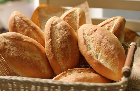 Bánh Mì Và Những Nguyên Liệu Khác
2 ổ bánh mì mua sẵn(có thể sử dụng bánh mì dài, bánh mì ổ hoặc loại bánh mì baguette nhỏ). Hoặc bạn có thể tự làm bánh mì tại nhà. Mình có chia sẻ cách làm bánh mì tại nhà ở bài viết trước bạn có thể kham khảo