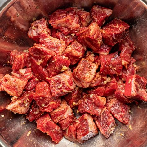 Bước 1: Sơ Chế Thịt Bò
Thịt bò rửa sạch, cắt miếng vừa ăn (có thể thái lát mỏng hoặc miếng vuông nhỏ).
Ướp thịt bò với 1 muỗng canh gia vị kho bò, 1 muỗng canh nước mắm, 1 muỗng canh đường, và 1 muỗng canh dầu điều. Để thịt bò thấm gia vị trong khoảng 20-30 phút.