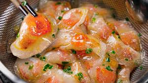 Bánh bột lọc là một món ăn đặc sản của xứ Huế, mọi người không chỉ yêu thích bởi hương vị thơm ngon đậm đà mà còn là món ăn gợi lên những hình ảnh con người và cuộc sống của dân xứ Huế.

Bánh bột lọc là một trong những món năm trong danh sách món ăn ngon của Việt Nam không thể thiếu bỏi lớp vỏ mỏng, trong suốt và nhân thơm ngon. Hôm nay yêu bếp núc sẽ hướng dẫn các bạn cách làm bánh bột lọc Huế, hãy cùng vào bếp với mình nhé!