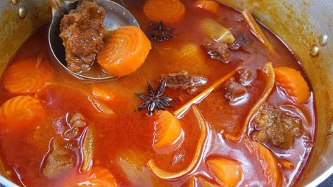 Đổ nước vào chảo (hoặc nồi) sao cho ngập thịt, thêm quế, lá nguyệt quế và bột ngũ vị hương.
Nấu với lửa vừa cho đến khi nước sôi, hạ nhỏ lửa và ninh từ 1 đến 1.5 tiếng để thịt bò mềm, gia vị thấm đượm.
Trong quá trình ninh, bạn có thể thêm nước nếu cần để thịt bò không bị cạn quá nhiều.
Sau khi bò đã mềm, cho cà rốt và hành tây vào nồi ninh tiếp trong khoảng 10-15 phút cho rau củ mềm.