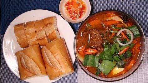 Bước 5: Hoàn Thành Món Bánh Mì Bò Kho
Cho một ít rau sống như ngò rí, húng quế, dưa leo vào trong bánh mì để tăng thêm độ tươi mát.
Múc thịt bò kho, rau củ và nước kho vào trong bánh mì.
Rưới một ít nước bò kho lên trên bánh mì để món ăn đậm đà hơn.