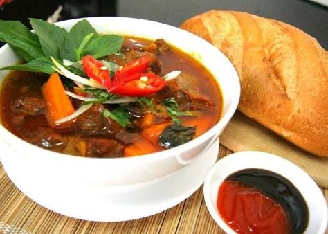 Bánh mì bò kho là một món ăn dễ làm, ngon miệng và đầy đủ dinh dưỡng. Vị đậm đà của thịt bò kho kết hợp với bánh mì giòn rụm và rau sống tươi mát tạo nên một món ăn hoàn hảo cho bữa sáng hoặc bữa phụ. Hãy thử ngay cách làm bánh mì bò kho ngon để thưởng thức món ăn tuyệt vời này ngay tại nhà!