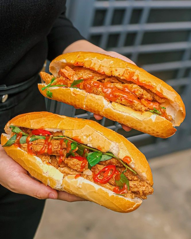 Hoàn Thành Bánh Mì Chả Cá
Đặt một miếng chả cá vào giữa bánh mì, sau đó thêm rau sống vào. Bạn có thể tùy chỉnh thêm một ít gia vị như tiêu, tương ớt, hoặc nước mắm để tạo độ đậm đà cho món ăn.
Nếu thích ăn cay, bạn có thể cho thêm vài lát ớt tươi vào bánh mì.