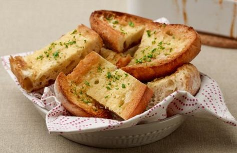 Bánh mì bơ tỏi là món ăn phổ biến, hấp dẫn với hương vị thơm ngon, giòn rụm, thường được dùng làm bữa sáng hoặc món ăn nhẹ. Tuy nhiên, với những người ăn chay, một câu hỏi phổ biến là liệu bánh mì bơ tỏi có ăn chay được không? Hãy cùng yêu bếp núc khám phá câu trả lời trong bài viết dưới đây.