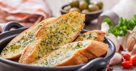 Bánh mì bơ tỏi truyền thống bao gồm những nguyên liệu cơ bản sau:
Bánh mì: Là phần cơ bản của món ăn này, thường là bánh mì baguette hoặc bánh mì sandwich.
Bơ: Thường là bơ động vật, nhưng cũng có thể sử dụng các loại bơ thực vật (như bơ dừa, bơ hạt điều) thay thế.
Tỏi: Tỏi băm nhỏ được chiên hoặc nướng với bơ để tạo nên hương vị đặc trưng của món ăn.
Gia vị: Muối, tiêu, và các loại gia vị khác tùy theo khẩu vị.
Với các thành phần trên, bánh mì bơ tỏi truyền thống sử dụng bơ động vật, điều này không phù hợp với những người ăn chay hoặc thuần chay. Tuy nhiên, bạn hoàn toàn có thể thay thế bơ động vật bằng các loại bơ thực vật để biến bánh mì bơ tỏi thành một món ăn chay.