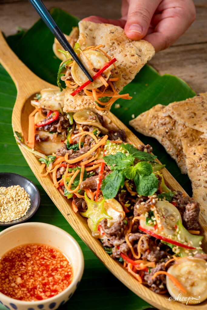 🍽️ Thưởng Thức Món Gỏi Bò Cà Pháo

Gỏi bò cà pháo là một trong những món ăn được người Sài Gòn ưa thích. Món gỏi bò đặc biệt khác lạ khi kết hợp cùng cà pháo giòn tan. Món ăn kích thích vị giác bởi thịt bò mềm, thấm đẫm vị chua cay mặn ngọt, thêm chút tinh dầu cay the từ quất sả và các loại rau thơm sẽ là món nhậu hấp dẫn.