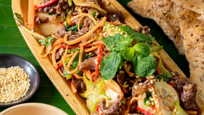 Cách làm gỏi bGỏi bò cà pháo là món ăn độc đáo, kết hợp giữa thịt bò mềm ngọt, cà pháo giòn giòn và nước trộn chua ngọt đậm đà. Món ăn này không chỉ thơm ngon mà còn dễ làm, phù hợp cho những ngày hè oi ả hoặc làm món nhậu lai rai cho bạn bè. Cùng vào bếp với yêu bếp núc để thực hiện cách làm gỏi bò cà pháo hấp dẫn này nhé!ò cà pháo