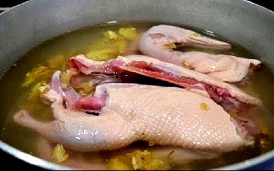 Cho vịt vào nồi nước lạnh khoảng 4 lít cùng với gừng thái lát, hành tím nguyên củ và phần đầu hành trắng. Đun sôi, sau đó hạ lửa nhỏ và luộc trong khoảng 20 – 30 phút. Khi thịt vịt chín, vớt ra và ngâm vào nước đá lạnh khoảng 5 phút để da vịt săn chắc và có màu sáng.
