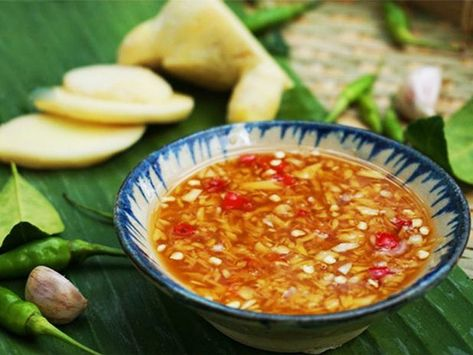 Gừng giã nhuyễn, trộn với tỏi, ớt, nước mắm, đường và nước cốt chanh.

Khuấy đều tạo thành hỗn hợp nước chấm mặn ngọt cay nhẹ – đúng chuẩn ăn với thịt vịt.